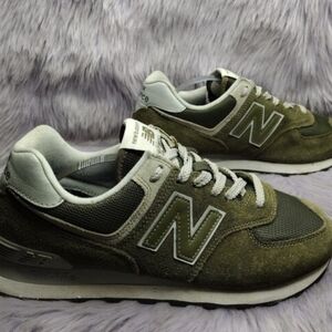 New Balance 574 Suede Sneaker Mens Size 6.5 2E Wide Width Olive Green ML574EGO